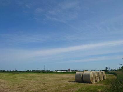 北海道江別市の景色。牧草ロールがいい感じ。